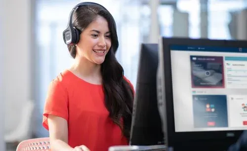 alumna practicando inglés online con el core course de wall street english