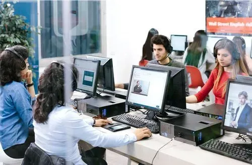 Con el método de Wall Street English empiezas repasando el temario antes de ir clase.