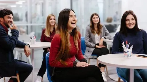 Participa en uno de los social clubs de Wall Street English y pon en práctica tu inglés.