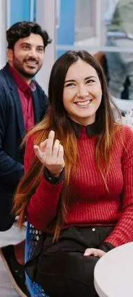 Alumna preguntando sus dudas sobre inglés en la academia de Wall Street English en Barcelona Diagonal