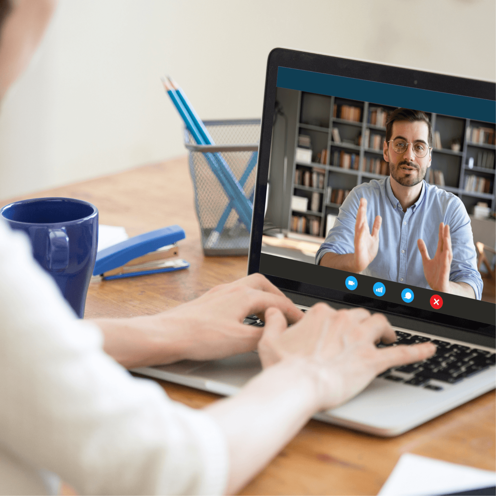 Estudiante en clase de inglés en línea en Panamá (Wall Street English)