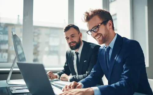 Chicos poniendo en practica su inglés en la academia de Quito de Wall Street English