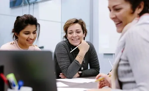 Alumnos aprendiendo inglés en wall street english