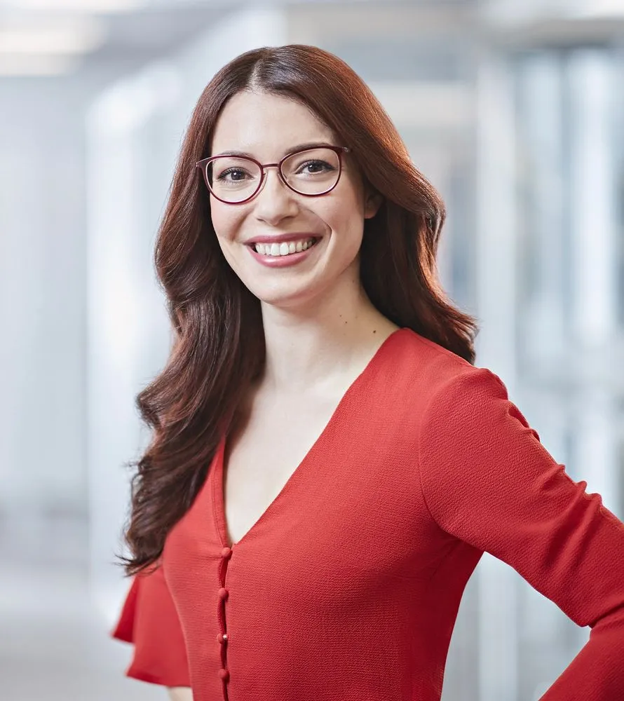 course-single-caucasian-woman-red-cecilia.jpg
