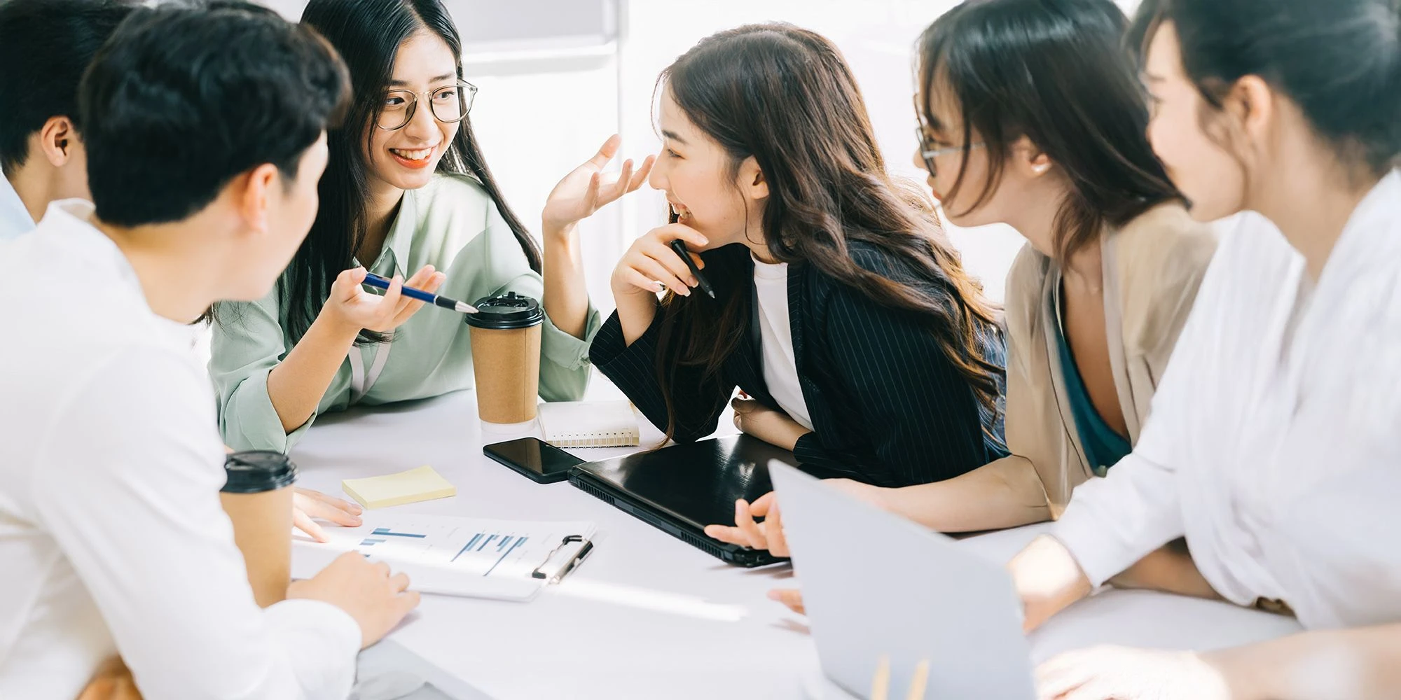 團隊成員正在以英文討論工作計劃