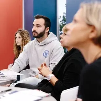Pequeño club social en Wall Street English donde los alumnos aprenden inglés