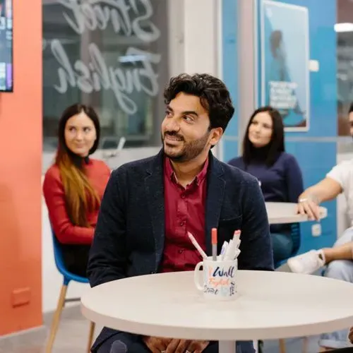 Estudiantes en una clase de inglés de wall street english
