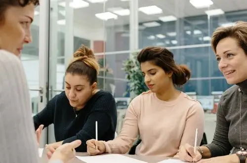 Alumnos en una clase de inglés en Wall Street English